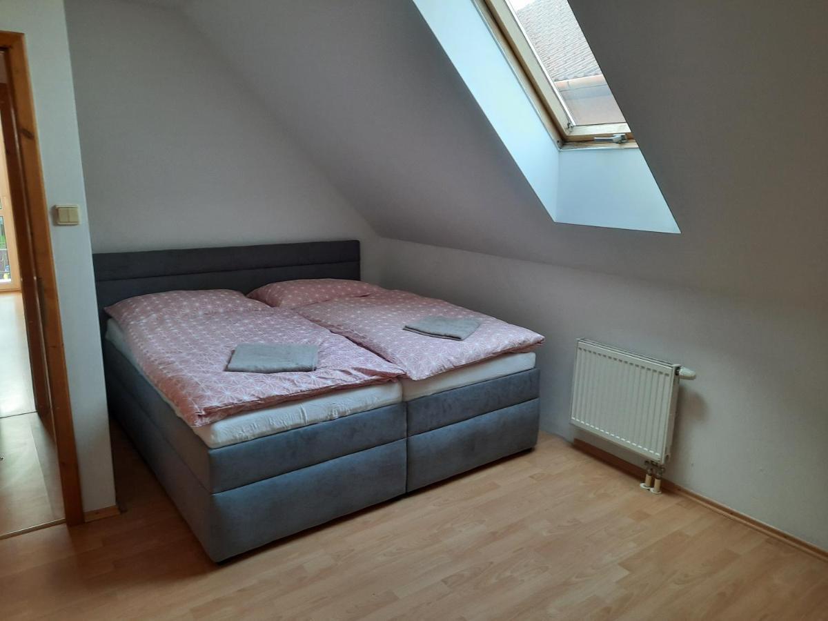Apartman Chiarita Nemšová Exteriör bild