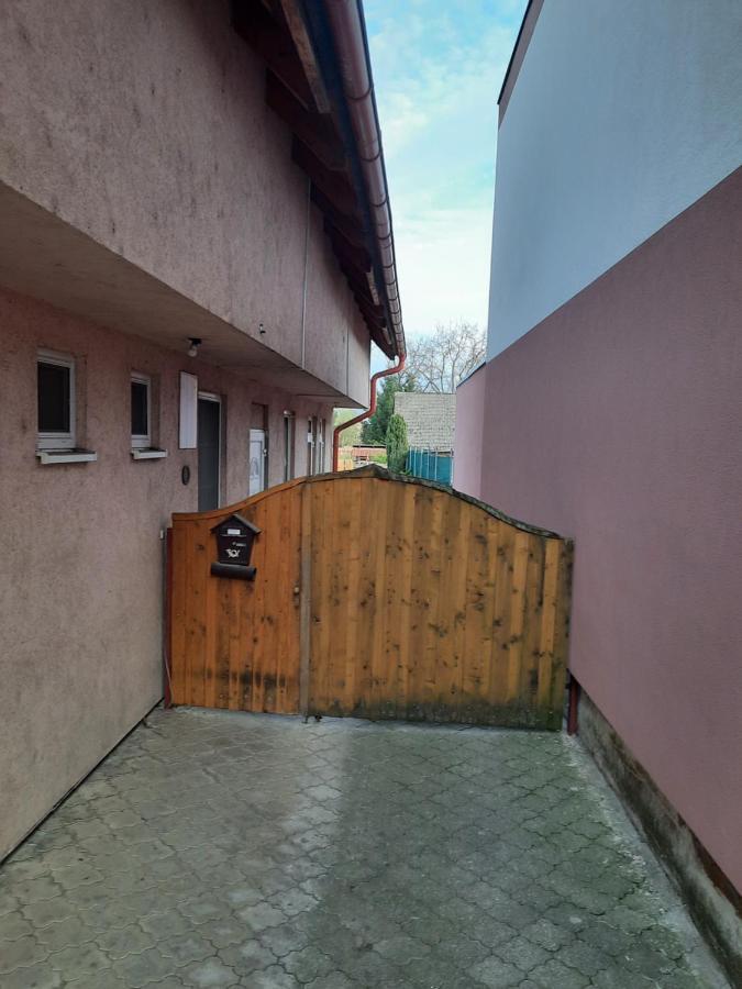 Apartman Chiarita Nemšová Exteriör bild