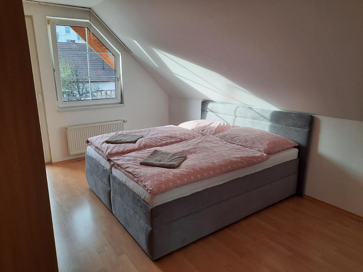 Apartman Chiarita Nemšová Exteriör bild