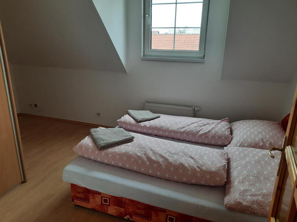 Apartman Chiarita Nemšová Exteriör bild