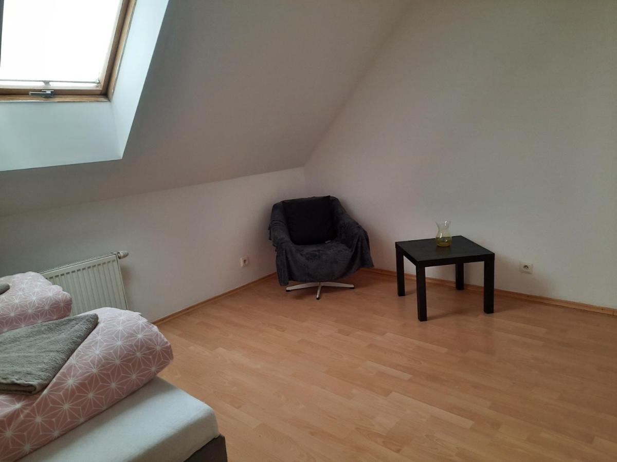 Apartman Chiarita Nemšová Exteriör bild