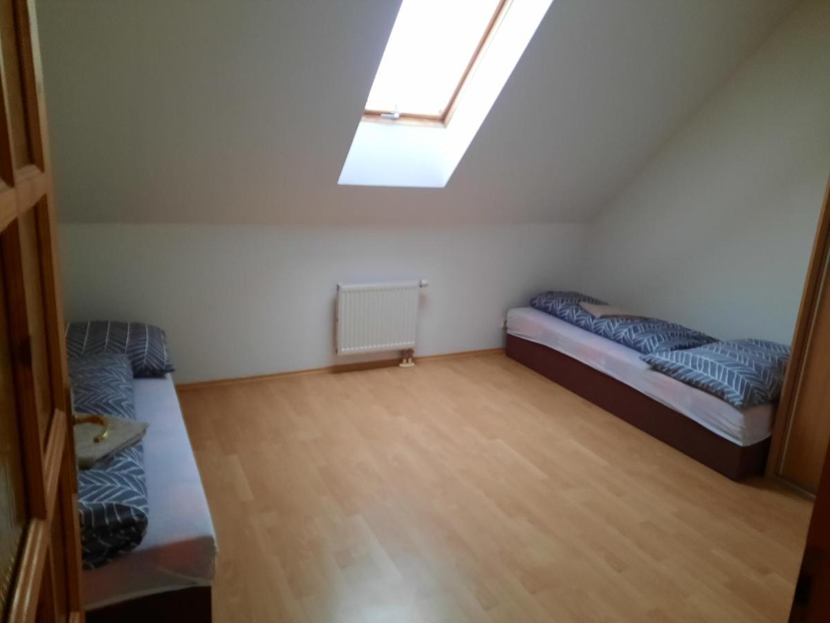 Apartman Chiarita Nemšová Exteriör bild