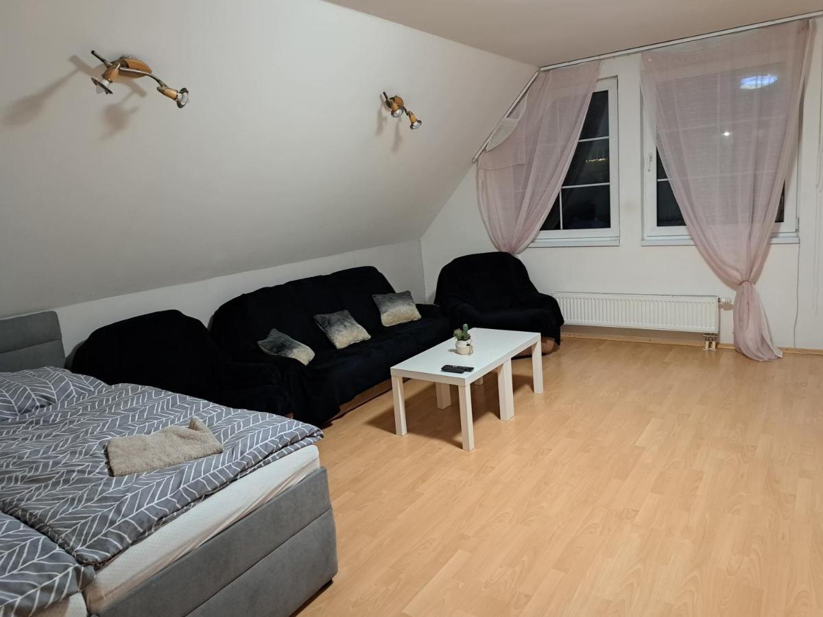 Apartman Chiarita Nemšová Exteriör bild